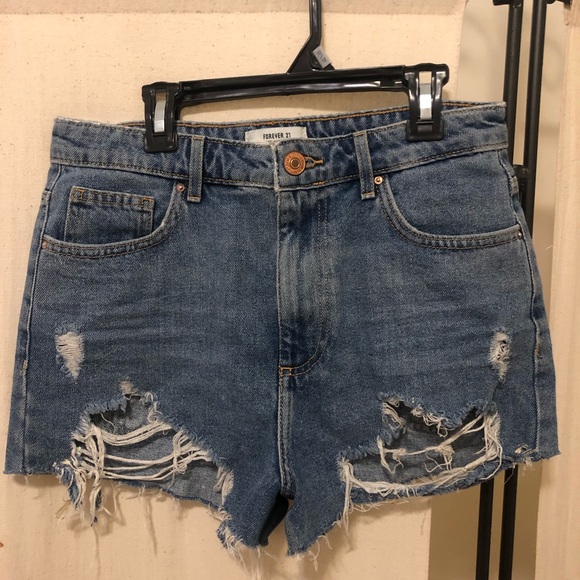 🦋FOREVER 21 RIPPED JEAN SHORTS🦋 - Picture 1 of 4